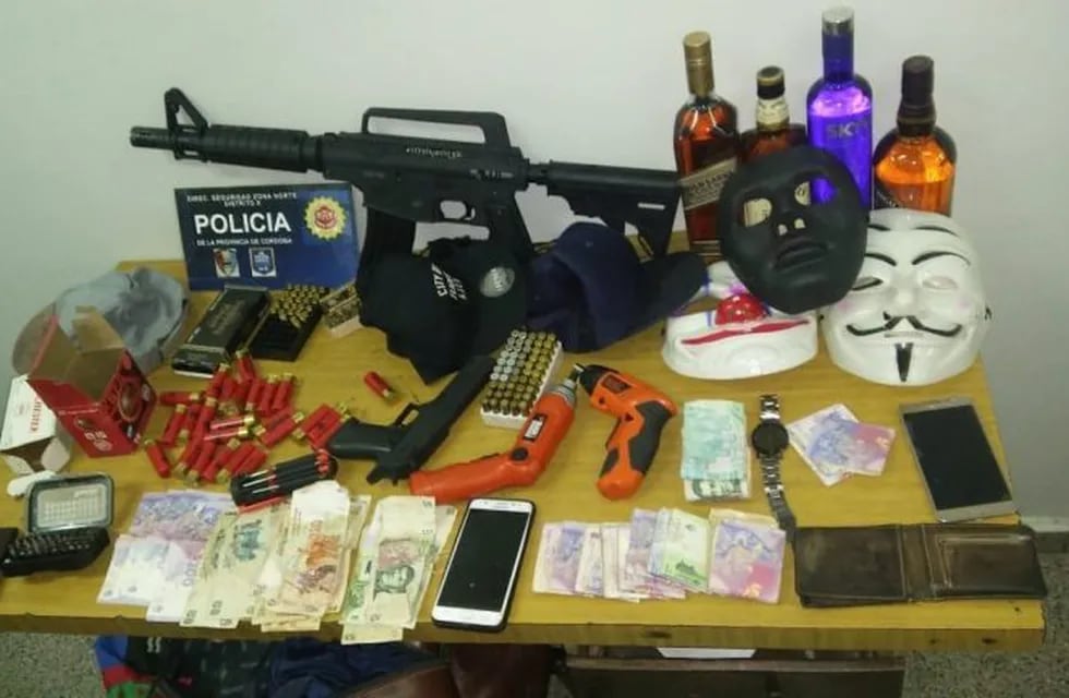 Los ladrones robaron en un comercio de la avenida Rafael Núñez, del Cerro de las Rosas, con réplicas de armas y caretas de La Casa de Papel.