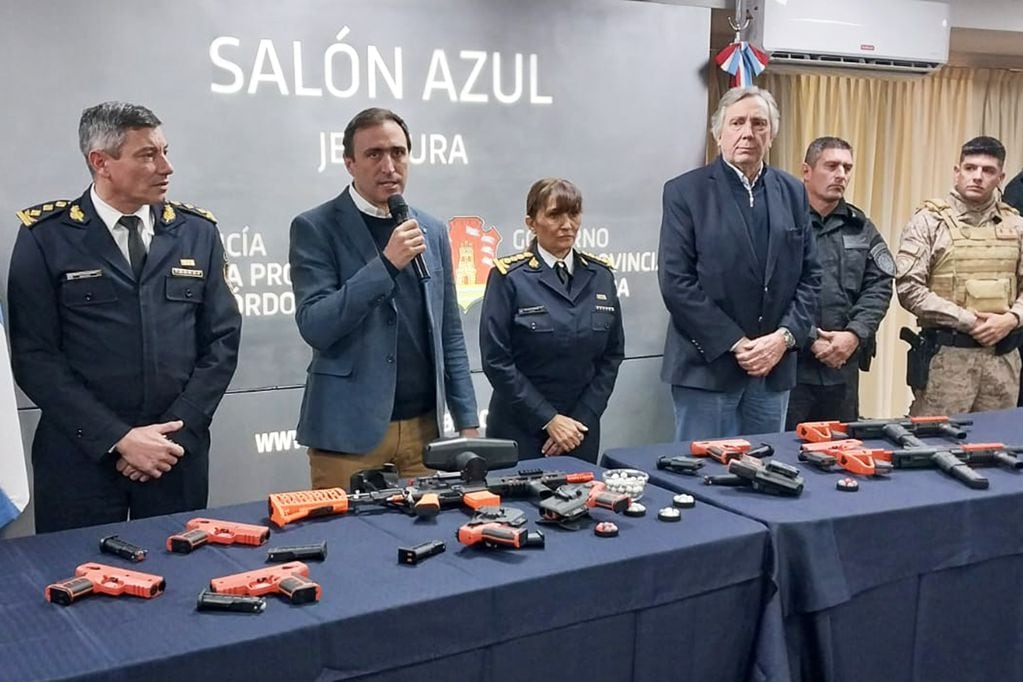 La Policía de Córdoba incorporará nuevas armas no letales, con gas pimienta, a su equipamiento. 