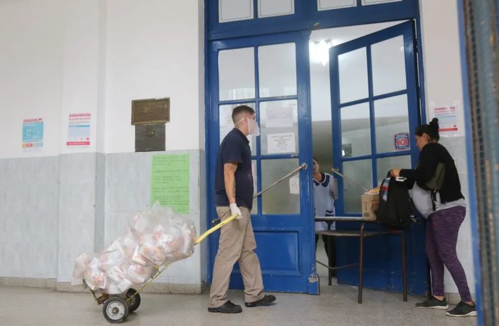 Las escuelas entregan los bolsones del Servicio Alimentario Escolar a las familias durante la cuarentena (Municipalidad de La Plata)