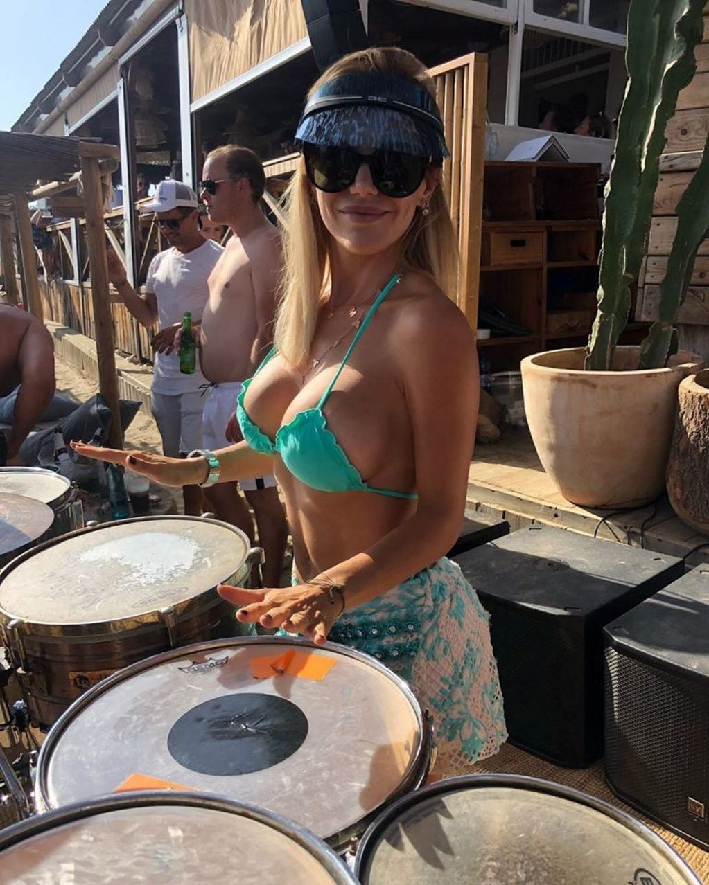 Evangelina Anderson tocó los tambores en la playa (Foto: Instagram/ evangelinaanderson)