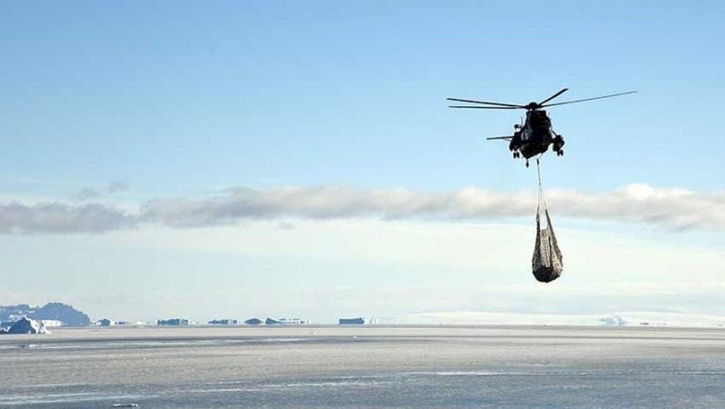 Abastecimiento aéreo - Helicóptero Sea King -  imagen @gacetamarinera
