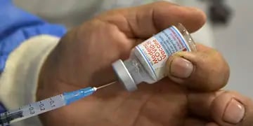 Vacunan contra el coronavirus en el Estadio Martearena