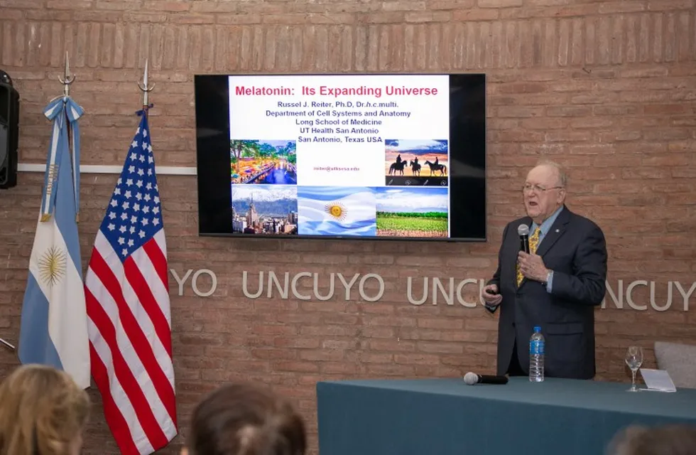 El biólogo estadounidense Russel Reiter, recibió el título Doctor Honoris Causa en la UNCuyo.