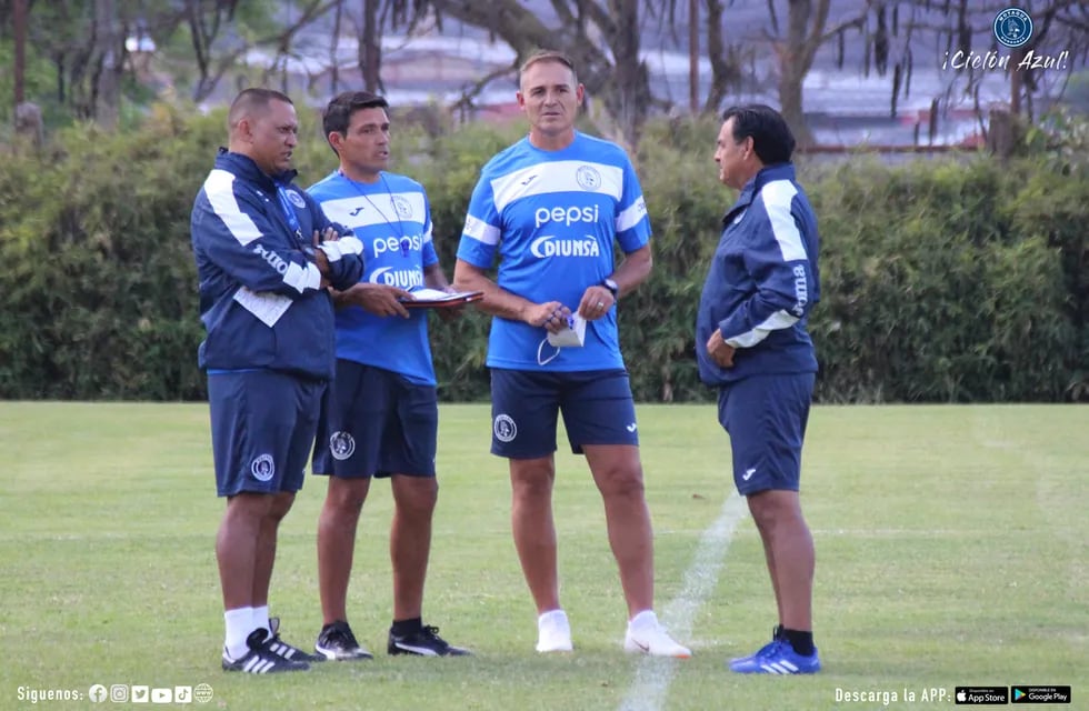 Hernán Medina como entrenador y Leo Torres de ayudante, empezaron su labor en el Motagua pero aún no pudo debutar (@MOTAGUAcom)