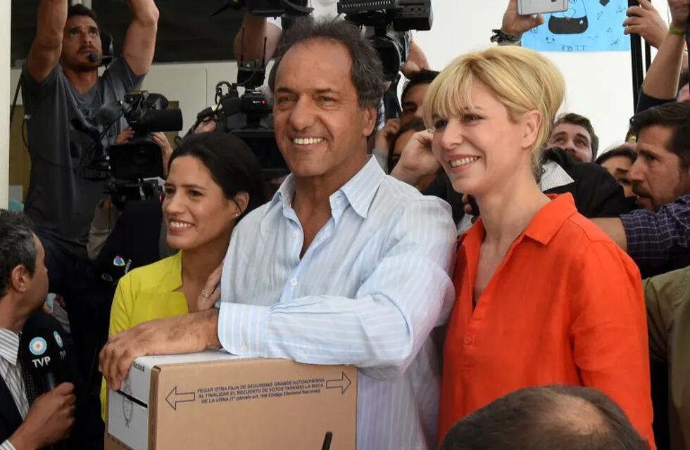 BALLOTAGE 2015 22-11 bsas 22-11-15rnvotacion de daniel sciolirnBUENOS AIRES (ARGENTINA), 22/11/2015.- El candidato del Frente para la Victoria (FPV) a la presidencia Argentina, Daniel Scioli (c), vota junto a su mujer Karina Rabolini (d), y su hija Lorena (i), en la localidad de Tigre, provincia de Buenos Aires hoy, 22 de noviembre de 2015. Tras la primera vuelta del pasado 25 de octubre, unos 32 millones de argentinos estu00e1n convocados a las urnas para elegir entre el conservador  EFE/Juan I. Roncoroni buenos aires daniel scioli karina rabolini lorena elecciones presidenciales 2015 segunda vuelta balotaje candidato del partido frente para la victoria candidato votando voto sufragio