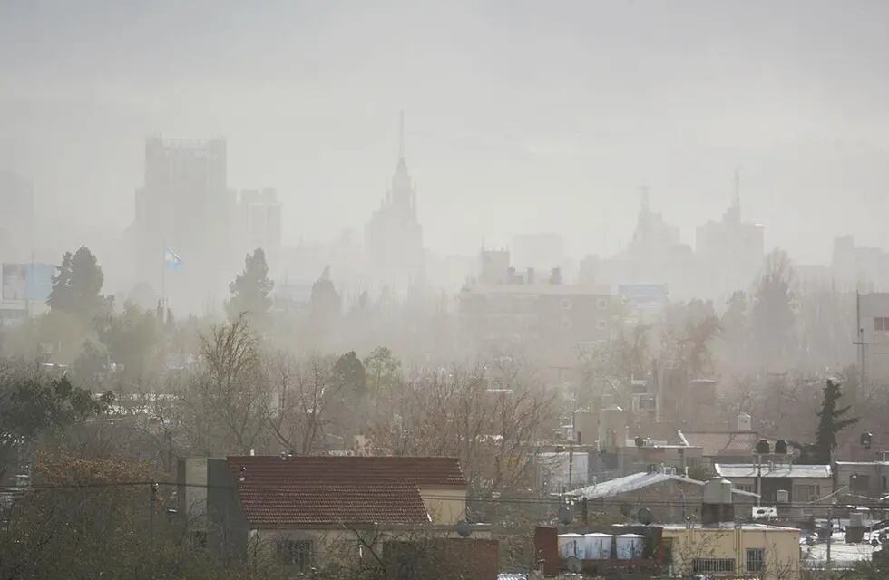 Nube de polvo cubre la ciudad de Mendoza por el viento zonda.