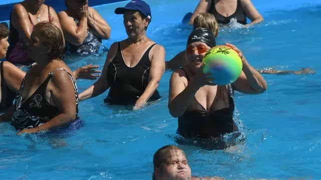 Juegos en la piscina, uno de los momentos más esperados por los participantes. José Gutiérrez / Los Andes
