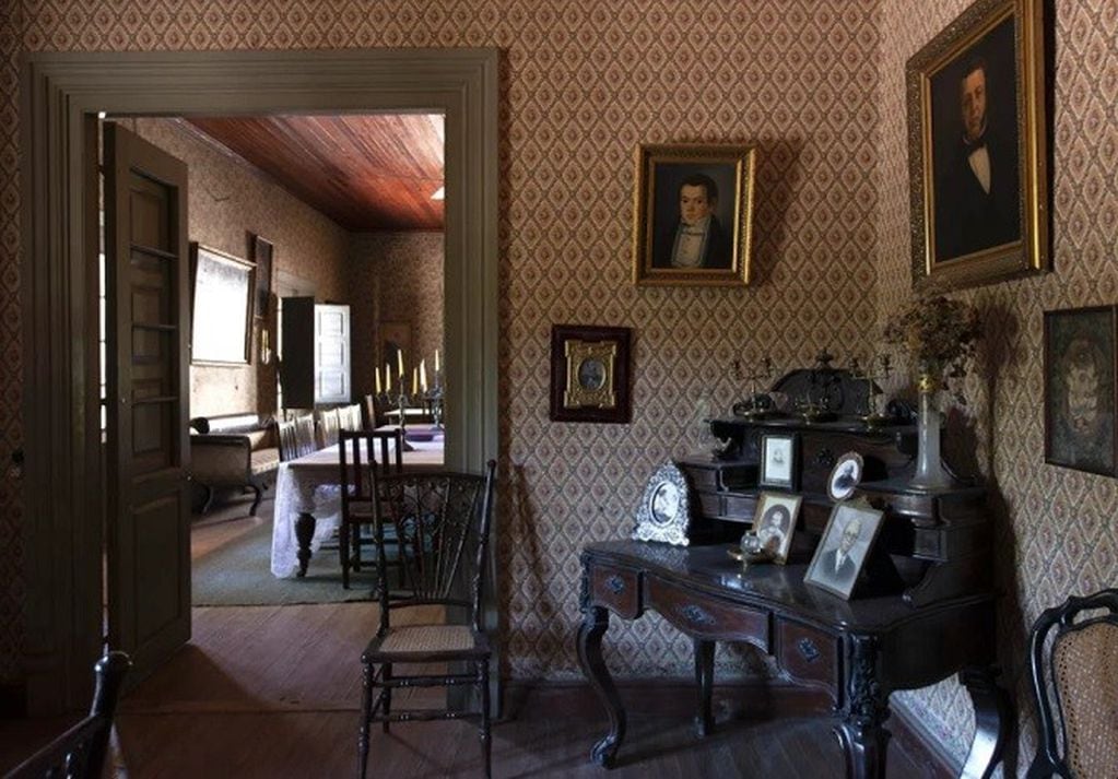 Los muebles originales de la finca González Videla, son parte de la reliquia que muestra en su interior la bodega más antigua del país.