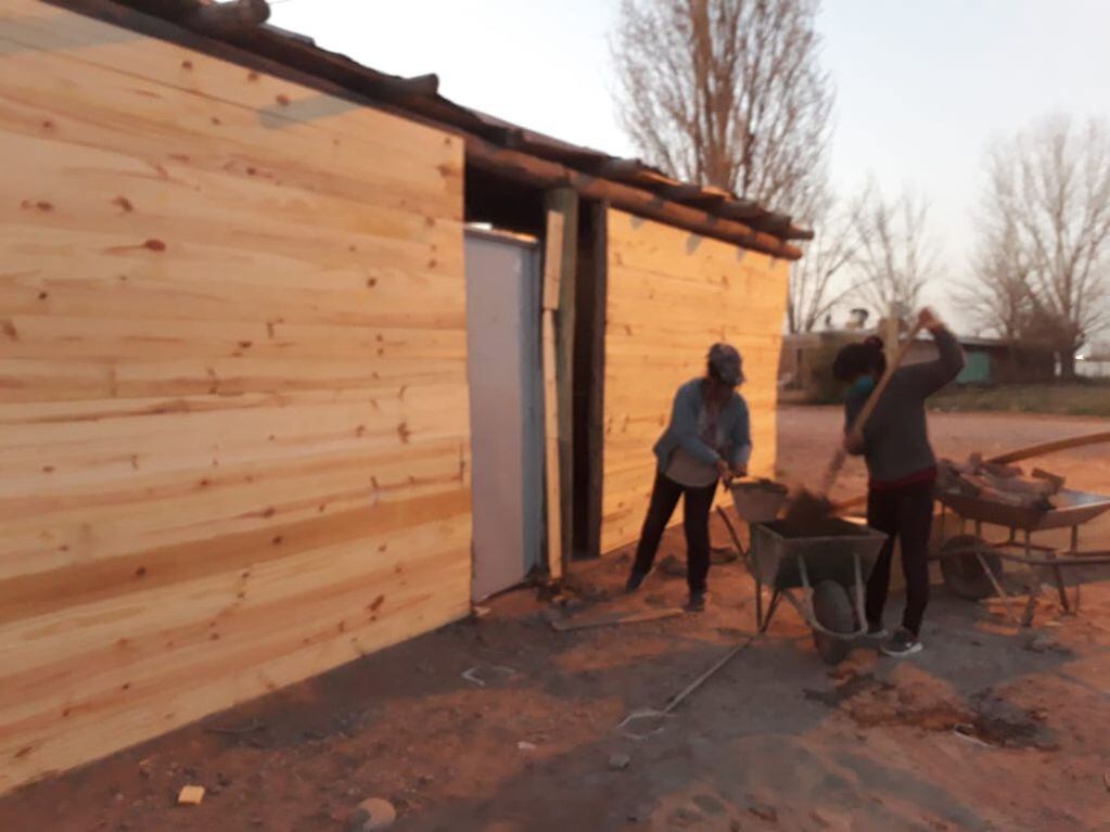 Con la ayuda de material donado, pudieron construir un salón para recibir a los chicos.