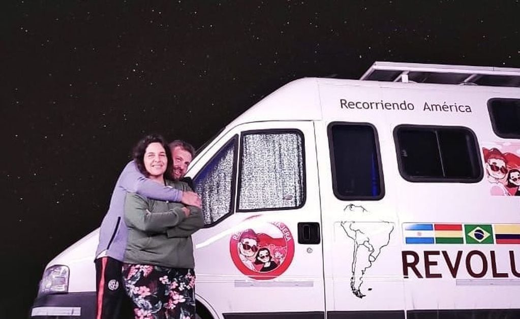 Mariel y Ariel pasaron una noche estrellada en medio de la ruta en la Patagonia.