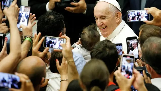 El papa Francisco volvió a encabezar una audiencia general a un mes de su operación