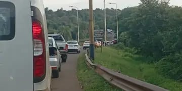 Fin de semana largo en Puerto Iguazú: se registran largas filas en el Puente Tancredo Neves