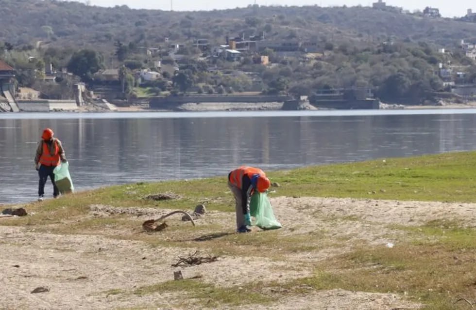 Lago San Roque: el municipio continúa con la limpieza de las costas