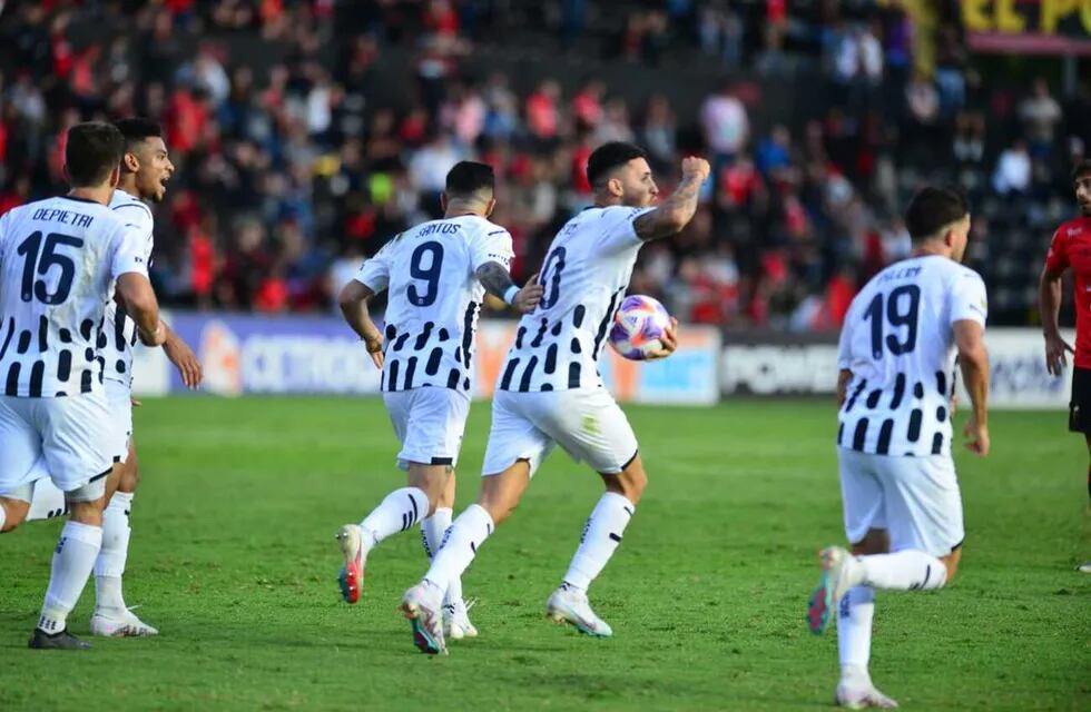 La pelota, al 10. Nahuel Bustos volvió con gol a Talleres y tras un desgarro. Pero sufrió un golpe en la rodilla (José Hernandez / La Voz).