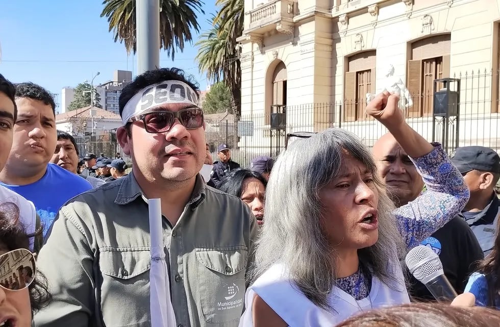 Sebastián López, del SEOM Jujuy, y Mercedes Sosa, del CEDEMS, este martes en las puertas de la Casa de Gobierno provincial.