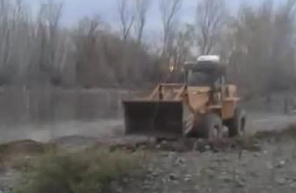 Contrató una máquina excavadora para modificar el cauce del Río Neuquén