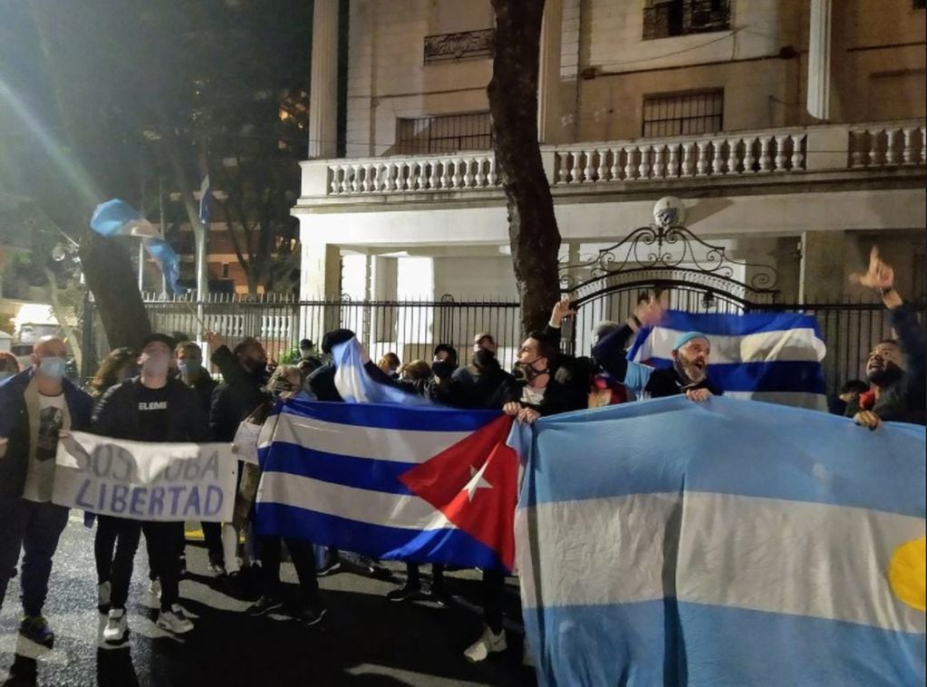Los argentinos apoyaron la protesta cubana yendo a la Embajada, ubicada en Belgrano.