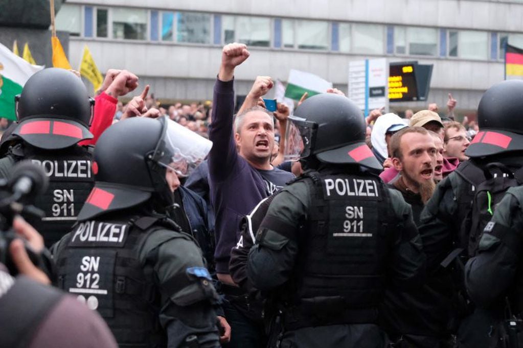 Oficiales de policía supervisan una protesta de manifestantes derechistas para evitar un choque de grupos de derecha e izquierda (crédito: Sebastian Willnow).