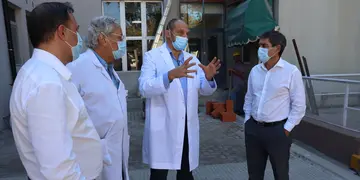 Fernán Quirós con la nueva guardia del Hospital Vélez Sarsfield