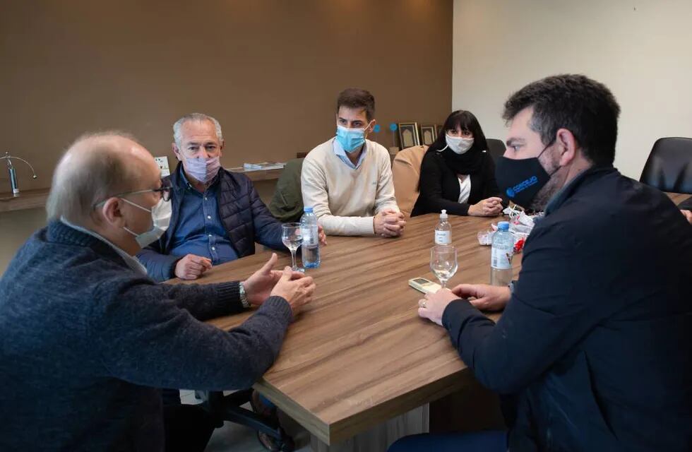 Mario Barletta, Leonardo Viotti, Alejandra Sagardoy y Germán Bottero, dialogando con un empresario industrial de Rafaela
