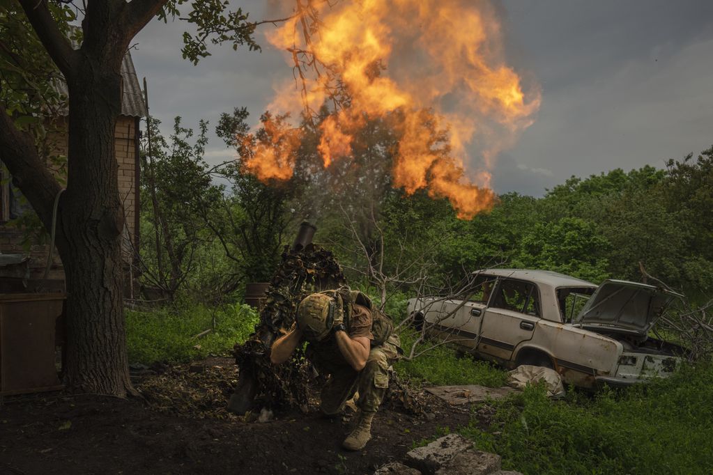 Un soldado ucraniano dispara un mortero contra posiciones rusas en la línea del frente cerca de Bajmut, región de Donetsk, Ucrania, el domingo 28 de mayo de 2023. Foto: AP / Efrem Lukatsky.
