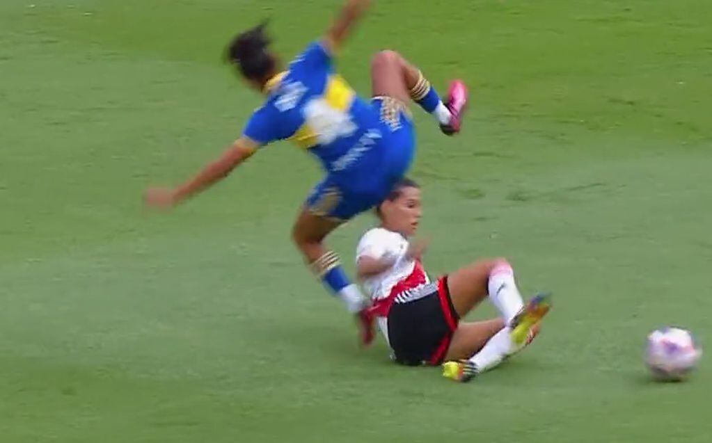 Lesión de Julieta Cruz: la jugadora mendocina de Boca vuela por el aire luego de trabar el balón con la defensora de River, Giuliana González. fue el momento de su lesión.