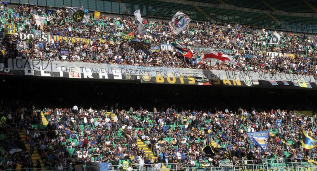 Inter' fans display a banner against Fc Inter forward Mauro Icardi before the Italian serie A soccer match between Fc Inter and Cagliari at Giuseppe Meazza stadium in Milan, 16 October 2016.  ANSA / MATTEO BAZZI