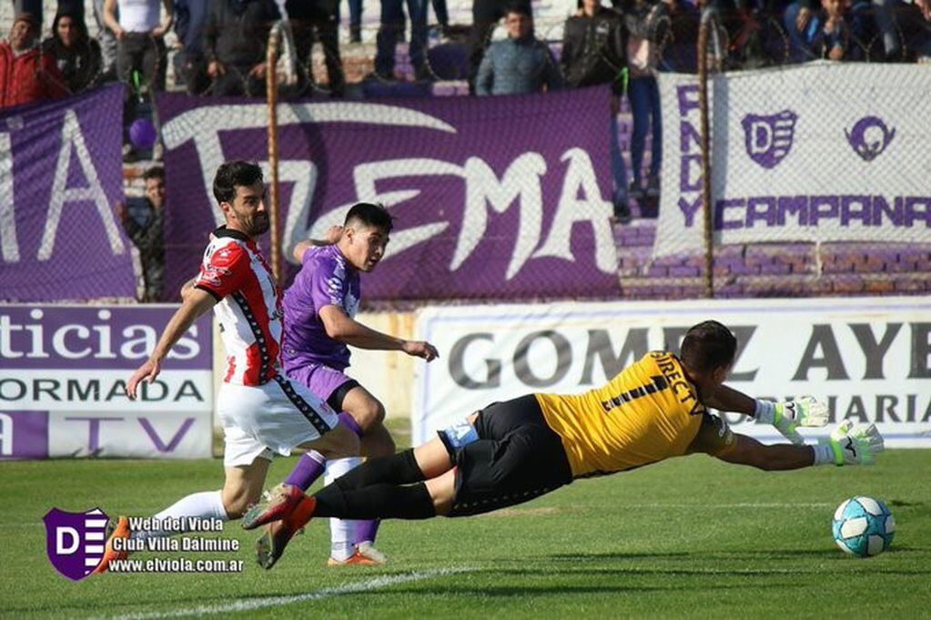 El zaguero Albirrojo no pudo frenar a Catriel Sánchez en el primer gol de Dálmine.