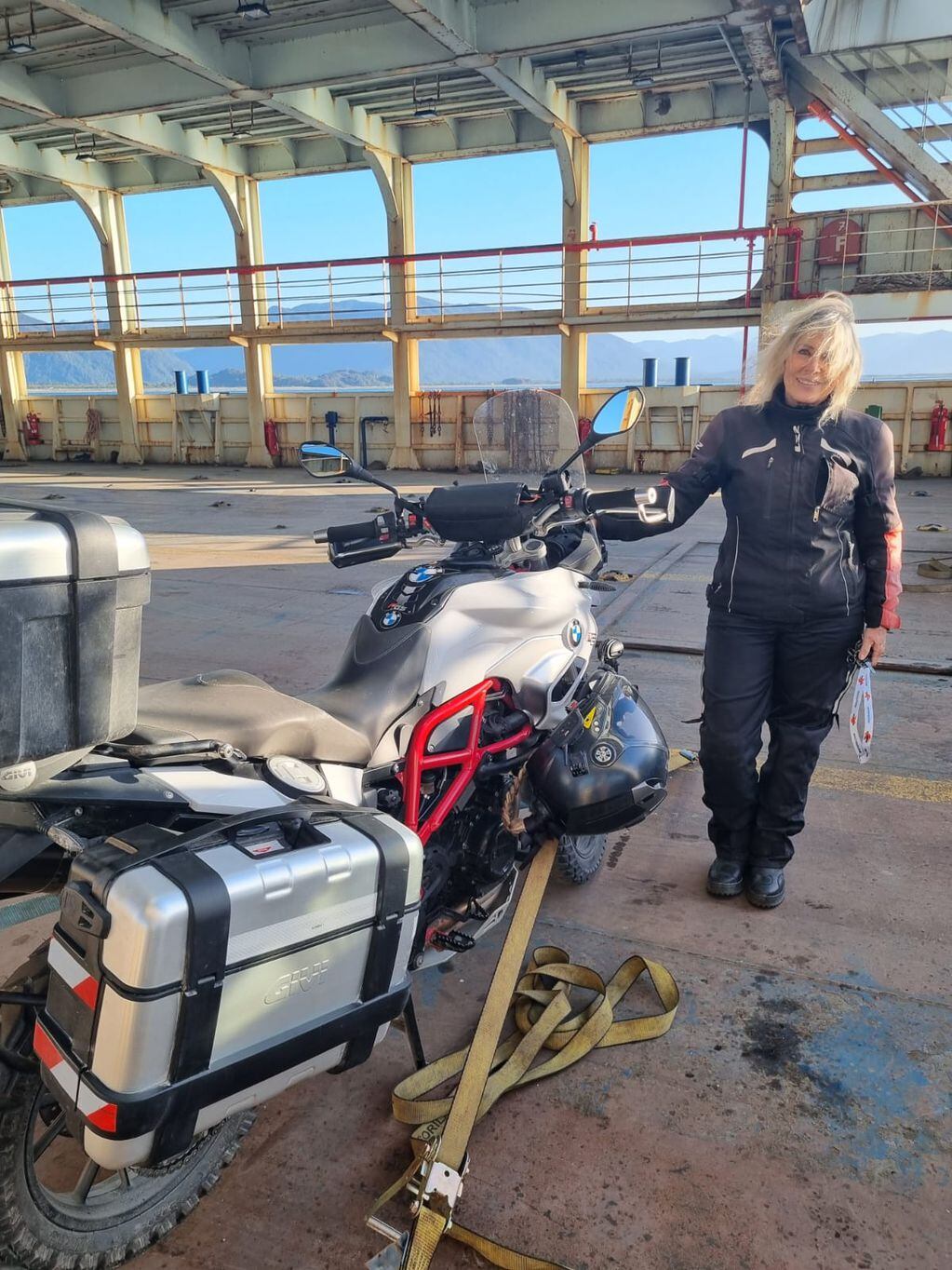 Alicia Burnowicz equipada para viajar en moto.