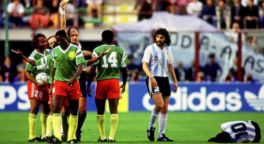 Argentina cayó ante Camerún en el debut de Italia 90.