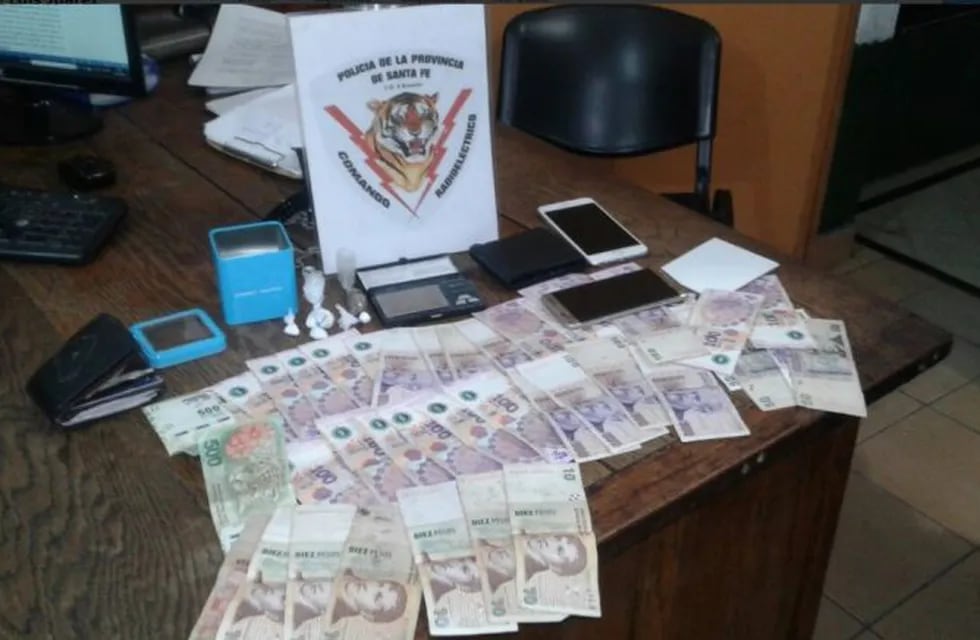 En el Fiat Palio interceptado encontraron dinero en efectivo y droga. (Twitter)