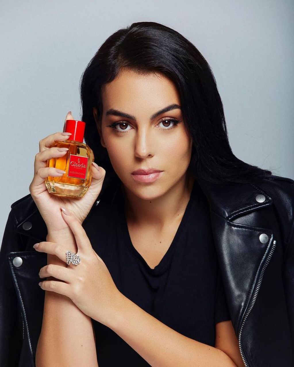 Georgina Rodríguez posando con el perfume que usa.