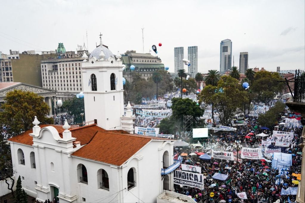 Militantes de diversas agrupaciones del Frente de Todos (FdT) se congregaron en Plaza de Mayo. Foto: Clarín.