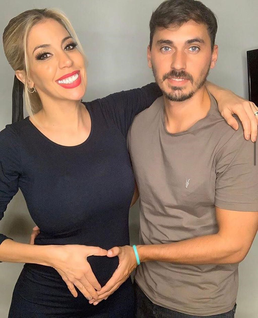 Virginia Gallardo y Martín Rojas anunciando su embarazo. (Foto: Instagram)