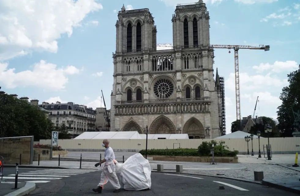 Arquitectos y operarios volvieron a Notre Dame para continuar con la reconstrucción de la catedral. (Foto: Thibault Camus/AP)