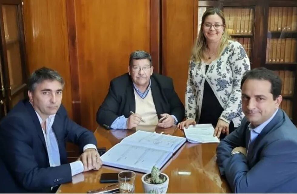 En la Escribanía de Gobierno se concretó el acto de firma del contrato de concesión de la Zona Franca de Perico.
