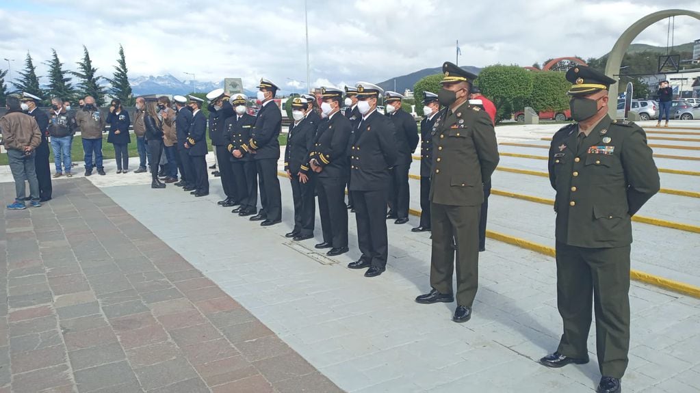 Tropas peruanas formadas en Plaza "Islas Malvinas" para rendir homenaje a los soldados de Malvinas.