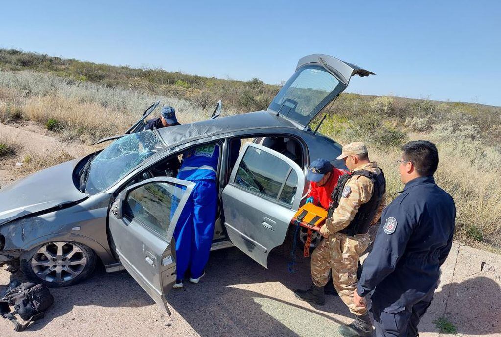 Policía lograron rescatar a la familia que volcó en una ruta de San Carlos.