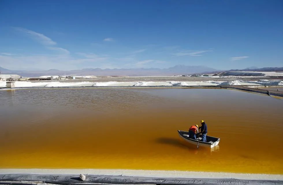 Trabajadores tomando muestras en la planta de litio del desierto de Atacama, Chile ((REUTERS/Ivan Alvarado)