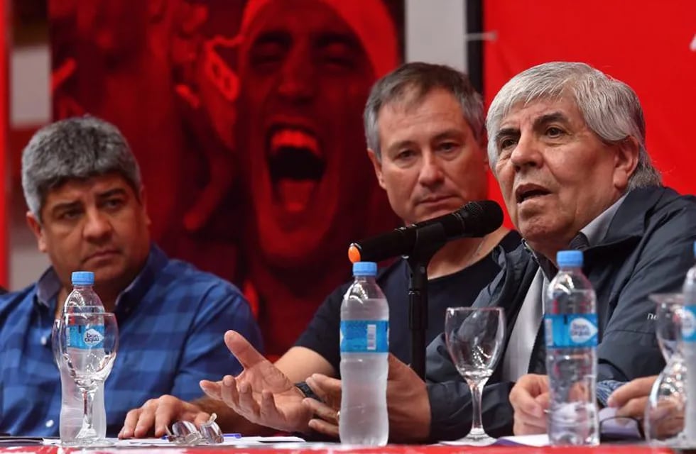 El presidente de Independiente, Hugo Moyano (der.), junto a su hijo Pablo Moyano (izq.) y el entrenador del club Ariel Holand (DPA)