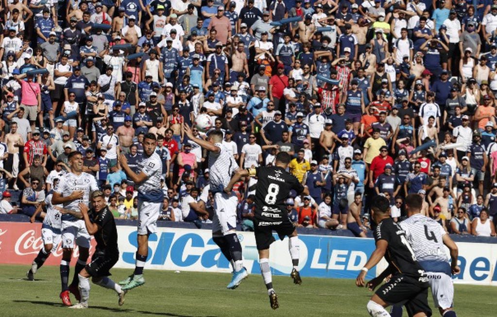 Independiente Rivadavia y almirante Brown juegan en Mendoza en el partido de ida por el reducido de la Primera Nacional.
