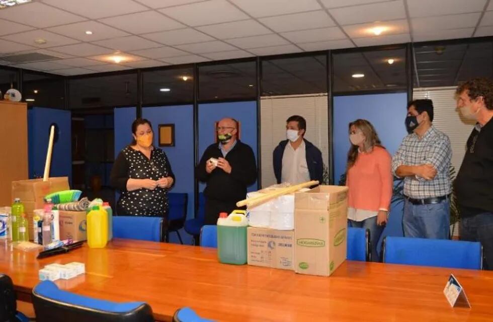 La cooperativa de luz de Puerto Rico entregó insumos de limpieza a Salud Pública