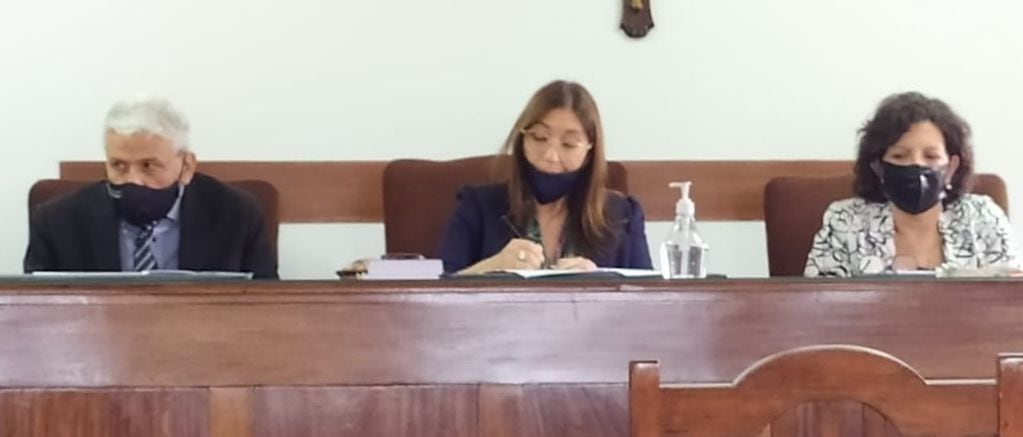 El Tribunal en lo Criminal n° 1 integrado por las juezas Felicia Barrios -presidente de trámite, al centro-, y María Alejandra Tolaba y el juez Elio Luciano Yapura.