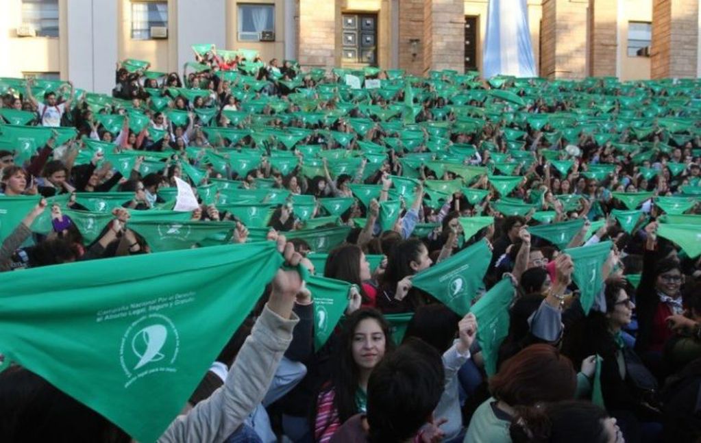 En la tarde de este lunes, el pañuelo verde, que busca la legalización del aborto, se concentró en la Casa de Gobierno de Mendoza.