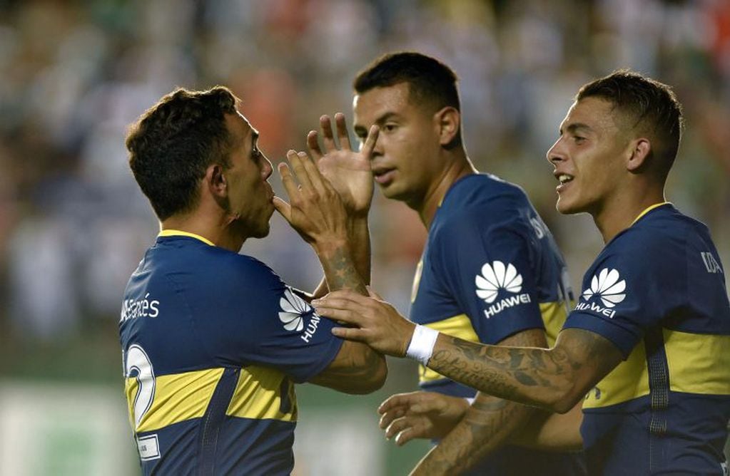 Boca Juniors' forward Carlos Tevez (L) celebrates with teammates after scoring a goal against Banfield during their Argentina First Division Superliga football match at  Florencio Sola stadium, in Banfield city, near Buenos Aires, on February 18, 2018. / AFP PHOTO / PABLO AHARONIAN cancha banfield carlos tevez futbol torneo campeonato superliga futbol futbolistas banfield boca juniors
