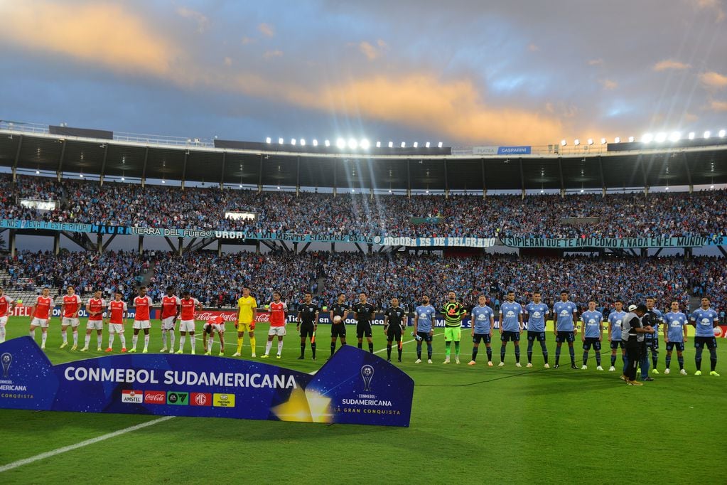 Belgrano e Inter de Brasil, en duelo por Copa Sudamericana, en el Kempes. (José Gabriel Hernández / La Voz)