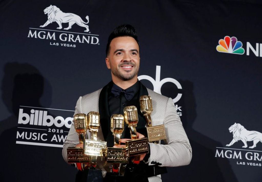 2018 Billboard Music Awards – Photo Room – Las Vegas, Nevada, U.S., 20/05/2018 – Luis Fonsi holds his awards for Top Hot 100 Song, Top Collaboration, Top Steaming Song (Video), Top Selling Song and Top Latin Song. REUTERS/Steve Marcus las vegas eeuu  entrega de los premios billboard a la musica 2018 ceremonia premio a los musicos musicos cantantes premiados