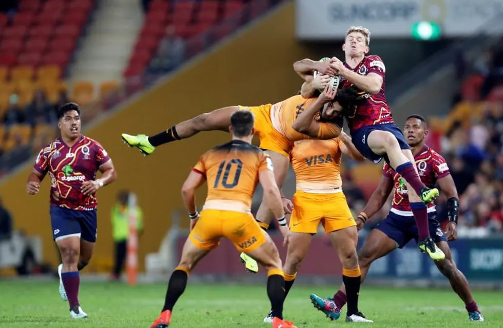 BRI. Brisbane (Australia), 01/06/2019.- Bryce Hegarty (R) of the Reds and Santiago Carreras of Jaguares contest the ball during Round 16 Super Rugby match between the Queensland Reds and the Buenos Aires Jaguares at Suncorp Stadium in Brisbane, Australia 01 June 2019. EFE/EPA/REGI VARGHESE AUSTRALIA AND NEW ZEALAND OUT EDITORIAL USE ONLY EDITORIAL USE ONLY