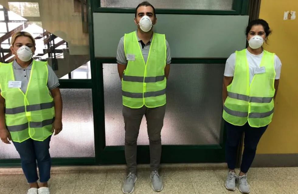 Chalecos, identificación y barbijos para los trabajadores