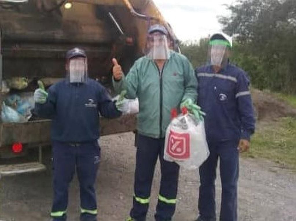 Trabajadores del servicio de recolección de residuos recibieron máscaras protectoras.